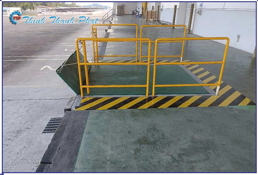 ban-nang-cua-xuat-hang-container