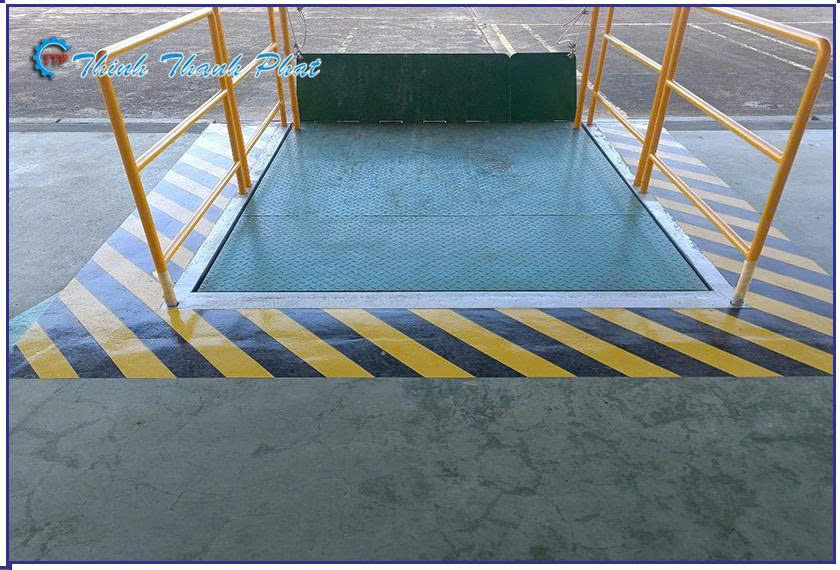 ban-nang-cua-xuat-hang-container