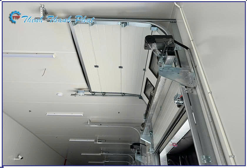 cua-truot-tran-tieu-chuan-co-o-lay-sang