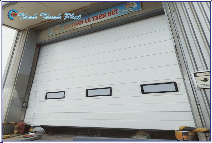 cua-truot-tran-tieu-chuan-co-o-lay-sang