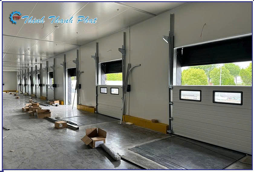 cua-truot-tran-tieu-chuan-co-o-lay-sang