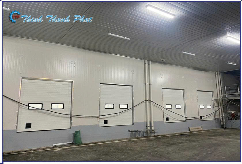 cua-truot-tran-tieu-chuan-co-o-lay-sang