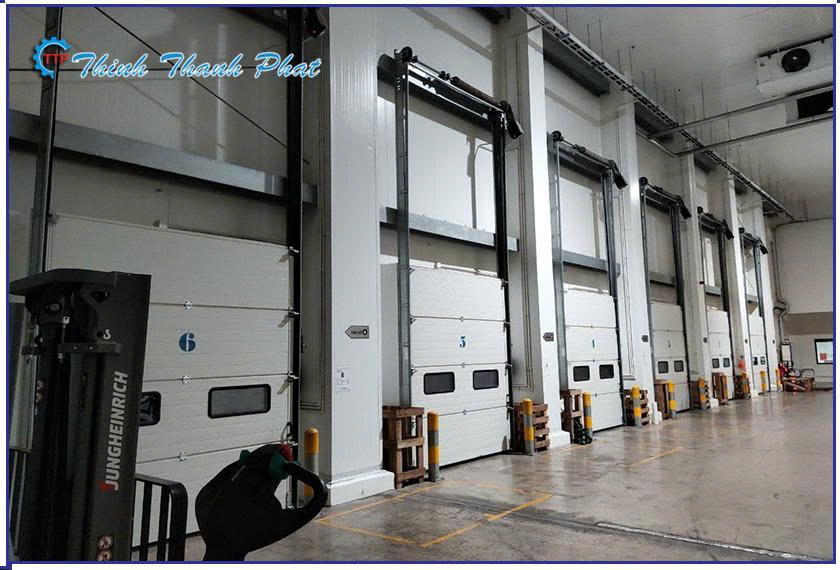 cua-truot-tran-tieu-chuan-co-o-lay-sang