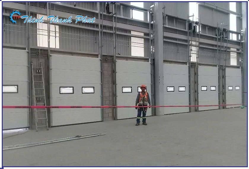 cua-truot-tran-cong-nghiep