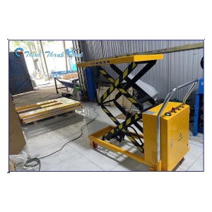 BÀN NÂNG ĐIỆN 500KG VỚI THÙNG CHỨA BÌNH ẮC QUY TIỆN LỢI